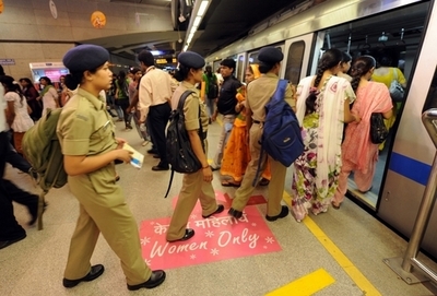 女性専用車両に乗った男性に「ホームで腹筋」の罰、インド地下鉄