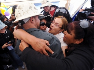 チリ鉱山落盤、救助トンネル貫通 13日にも作業員引き上げ開始