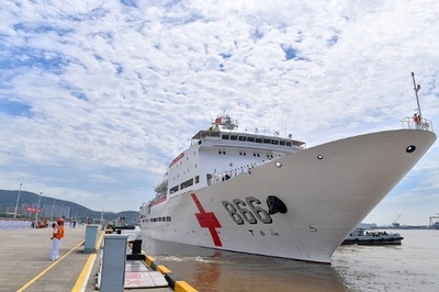 中国の病院船がキリバスで7日間の無料診療で6000人超受け入れ