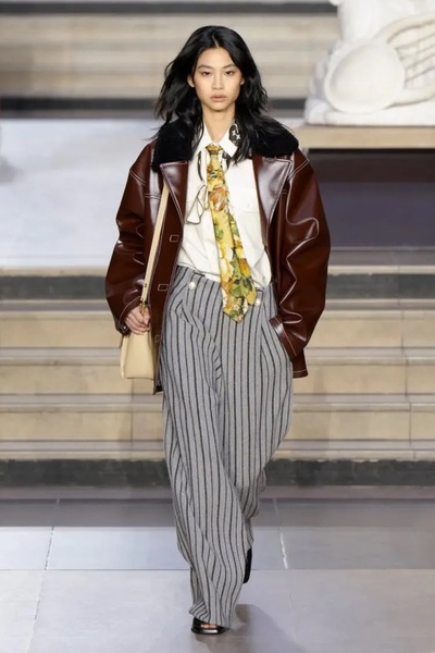 チョン・ホヨン、「ルイ・ヴィトンショー」のオープニングとフィナーレを装飾 – KOREA WAVE