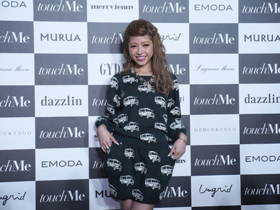 吉川ひなのや益若つばさらも出席、「タッチミー」開催