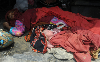 パキスタン洪水被災女性が路上で双子出産