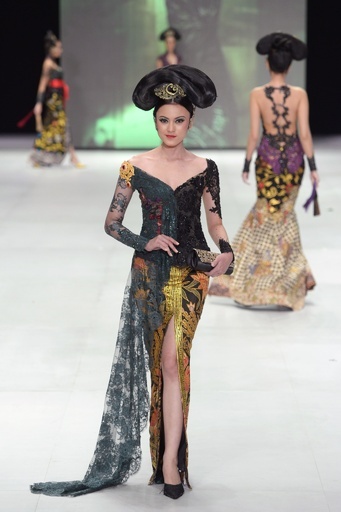 Anne Avantie、インドネシア・ファッションウィークで新作発表