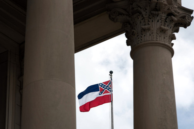 米ミシシッピ住民、新州旗を承認 南軍旗の意匠廃止