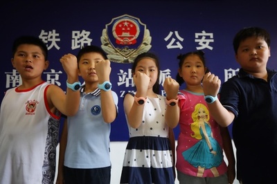 出稼ぎ労働者の子供らにスマート・リストバンド配布 南京市