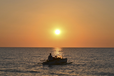 フィリピン沖で漁船と外国貨物船が衝突、少なくとも12人不明