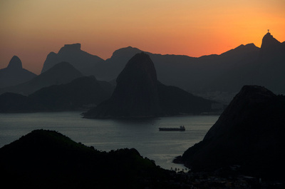 ブラジル・リオ近郊ニテロイの夕焼け