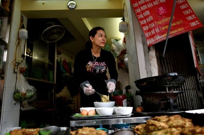 ハノイの冬の風物詩、ゴカイ料理を召し上がれ ベトナム