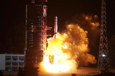 世界初、月の裏側探査に挑む中国 中継衛星の打ち上げに成功 