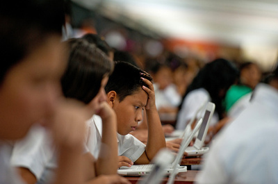 学校でのコンピューター使用、成績向上に効果なし OECD調査