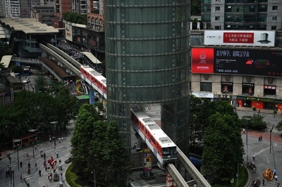 モノレールまたぐ塔「珍風景」見納め 重慶九龍塔解体へ