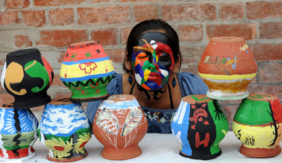 顔ペイントで壺になりきる？フェイスペインティング大会 インド