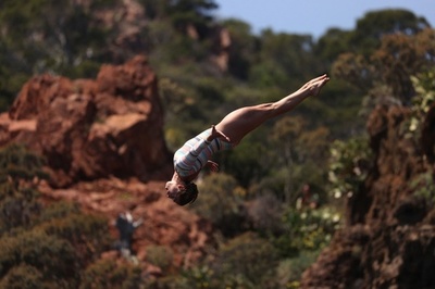 華麗な飛び込み 南仏でクリフダイビング世界大会
