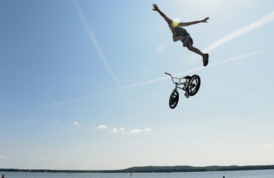 自転車で湖にジャンプ！ドイツ・ベルリン