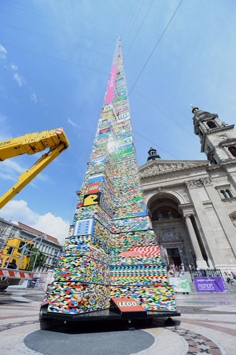 天まで届け、レゴタワーで世界記録更新 ハンガリー