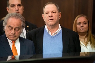 ワインスタイン氏、強姦罪などで訴追 保釈金1億円納付