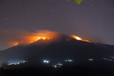 インドネシア、メルバブ山の山火事 エルニーニョで乾燥続く