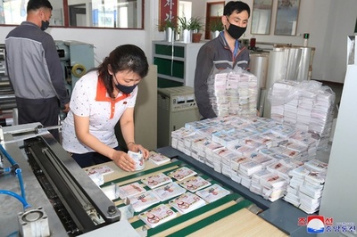 北朝鮮、反韓ビラの散布準備と報道 文大統領の写真の上にたばこの吸い殻