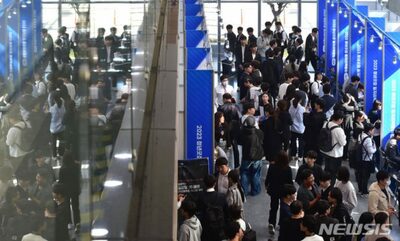 韓国の就活生を苦しめるもの…やはり。生活費と恥辱・スランプ