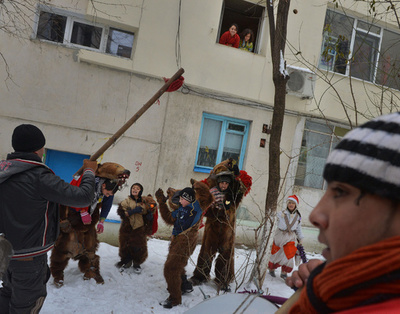 クマの毛皮まとい踊る子どもたち、ルーマニア伝統舞踊