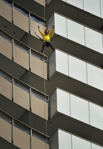 フランスのスパイダーマン、ルーマニアのインターコンチネンタルに登る