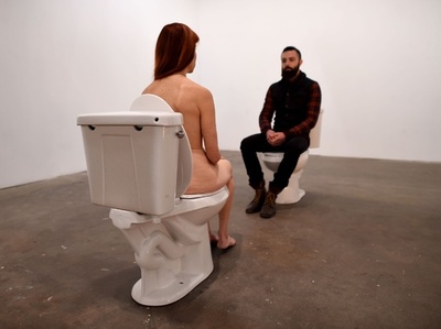 全裸で便座に座る女性、前衛的すぎるアートパフォーマンス NY