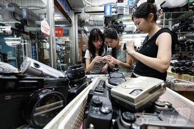 画質の粗さが逆にイイ？…韓国の若者がスマホを捨て「Y2Kデジカメ」に熱狂する理由