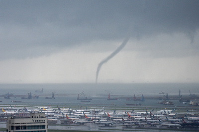 香港の空港付近で竜巻発生 雷雨の影響で