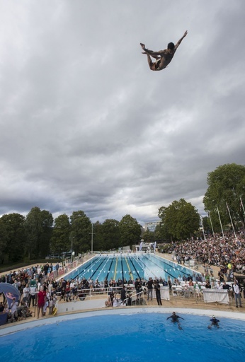 ノルウェーで「腹打ち飛び込み世界大会」