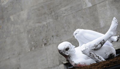 ドイツ版「白塗り舞踏」? デュッセルドルフの国際ダンス祭に登場