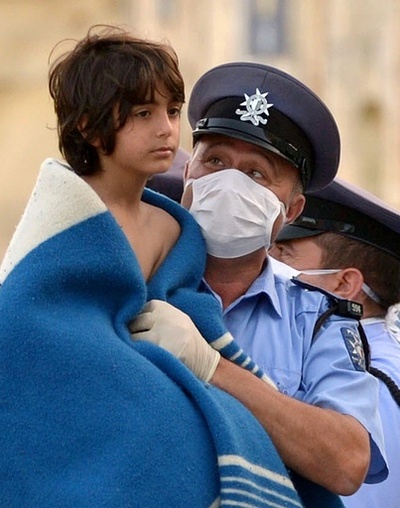 地中海の難民船沈没、200人救助 死者31人に