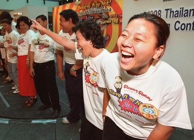 経済不況を笑い飛ばせ、米で「笑いヨガ」が人気