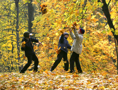 晩秋を迎えたベラルーシ、公園で思い思いに紅葉を楽しむ人々