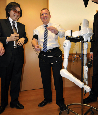 「素晴らしい」連発、デンマーク首相が日本のロボットスーツを体験