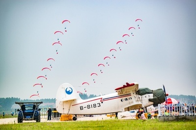 本物の鳥も参加…鮮やかに空中の技を競う 湖北・武漢