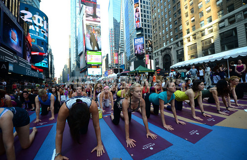 Nyタイムズスクエアをヨガ集団が占拠 写真20枚 ファッション ニュースならmode Press Powered By Afpbb News
