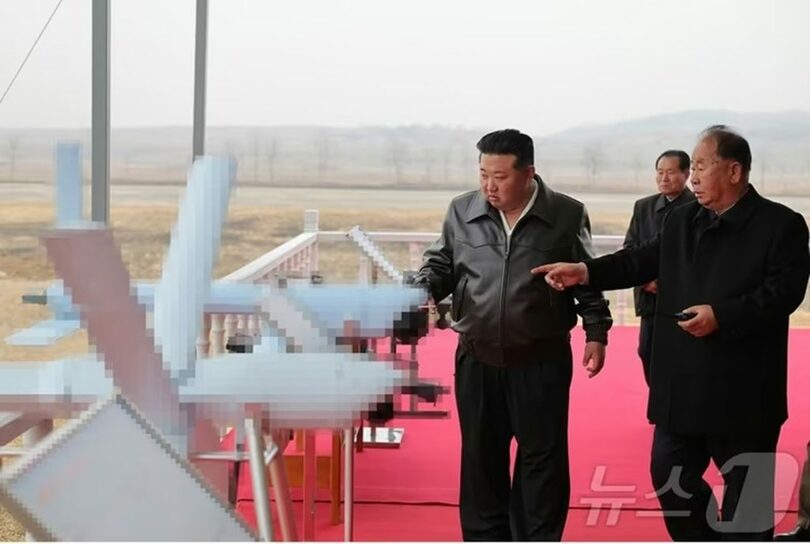 無人機を視察する北朝鮮のキム・ジョンウン（金正恩）総書記＝労働新聞(c)news1