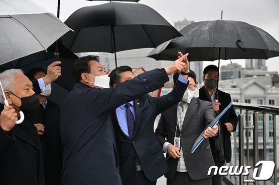 19日午前、新しい大統領執務室の候補地であるソウル市龍山区（ヨンサング）の国防省庁舎を見た回るユン・ソンニョル（尹錫悦）次期大統領(c)news1