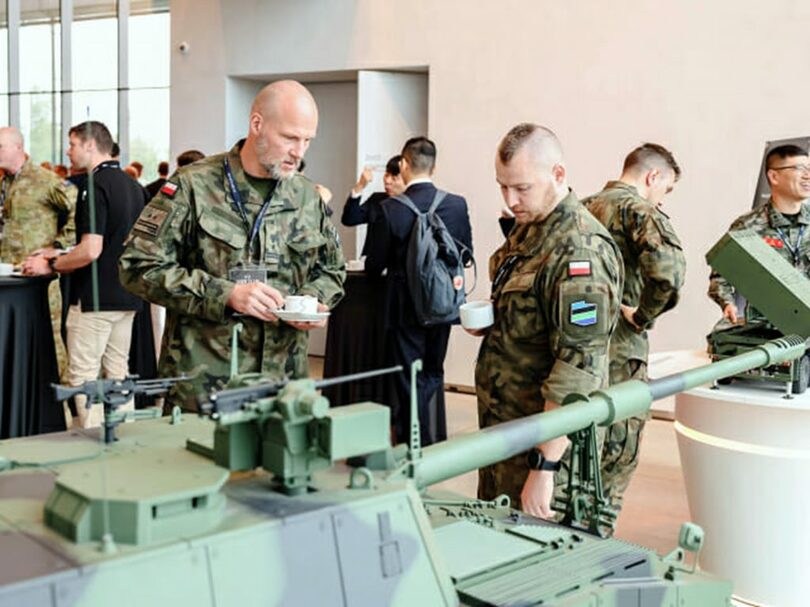 2日、エストニア・タルトで開かれた第5回「K9ユーザークラブ」に参加したポーランド軍関係者＝ハンファ・エアロスペース(c)KOREA WAVE