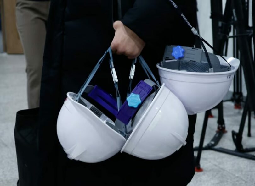 9日、反共青年団が国会で出席した記者会見の後、ヘルメットを持つメンバー(c)news1