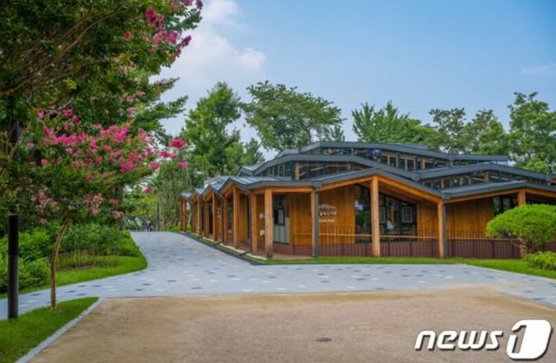 梧桐森の中の図書館の外観、屋根を重ね合わせたのが特徴的だ（ソウル観光財団提供）(c)news1