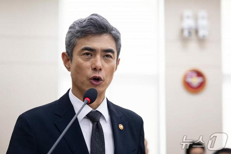 韓国国会の国防委員会で、非武装地帯（DMZ）の地雷爆発事故について報告するカン・シンチョル国防相＝2026年9月29日(c)news1