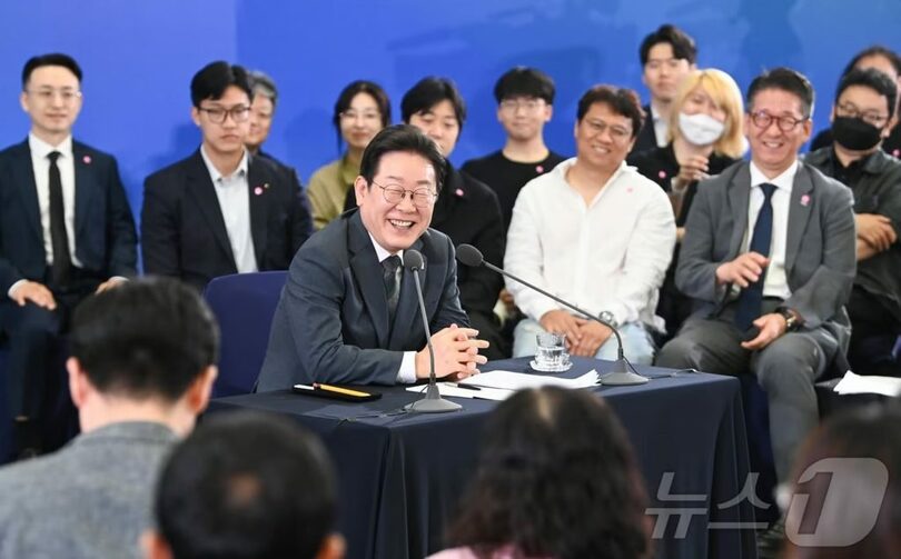 タウンホールミーティングで発言するイ・ジェミョン（李在明）大統領(c)news1