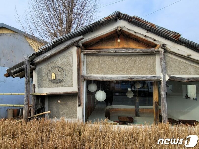 本屋「セガン」を運営するパク・ギョンア代表が作ったカフェ「スウォルオク」＝韓国観光公社提供(c)news1