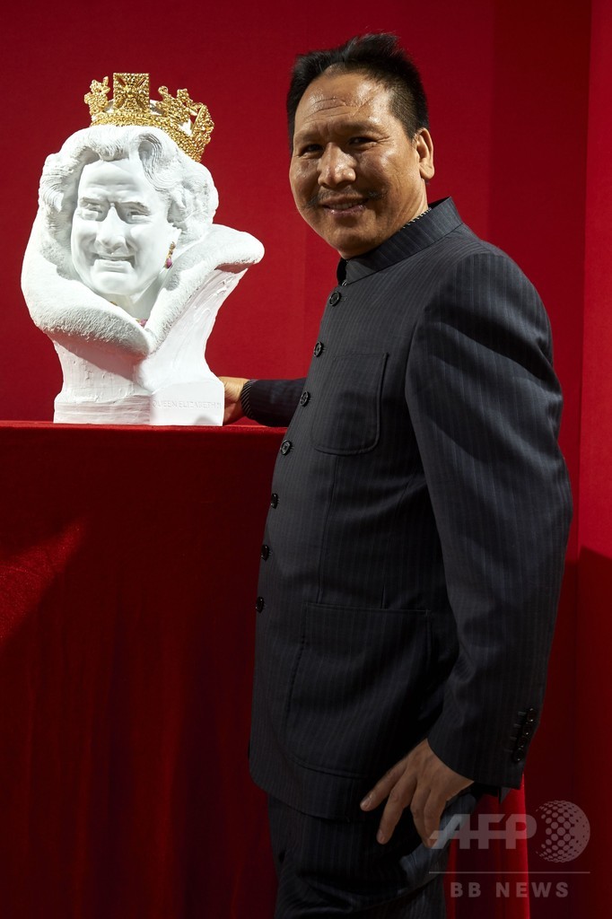 中国人彫刻家が制作の英女王像、T・ハンクスに似ていると話題に