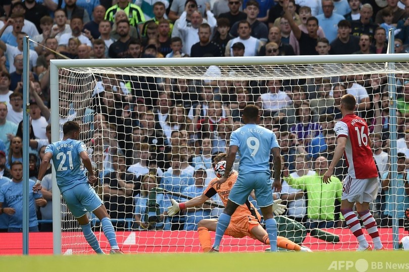 リバプールは10人のチェルシーとドロー、マンCはアーセナルに5発大勝