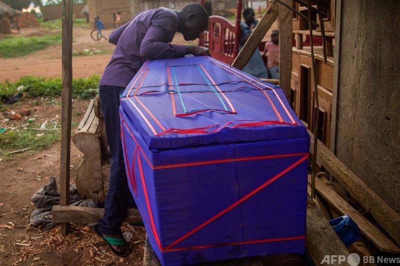 教師からひつぎ職人に コロナ禍で学校閉鎖 ウガンダ