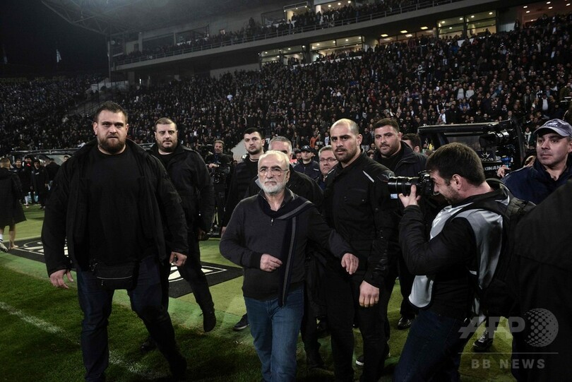 PAOK会長が銃携帯でピッチに乱入、ギリシャリーグの首位攻防戦が中止に