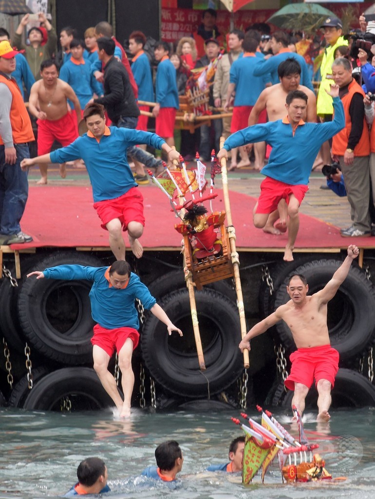 台湾、港に飛び込む祭り 平和と繁栄願う