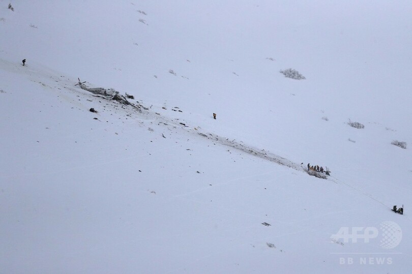 伊雪崩の死者17人に 近くで救助ヘリ墜落、6人死亡